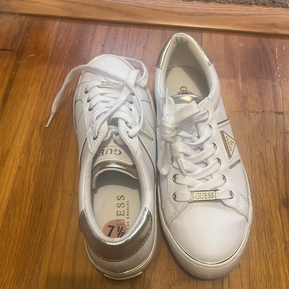 Guess - Picture 3 of 4